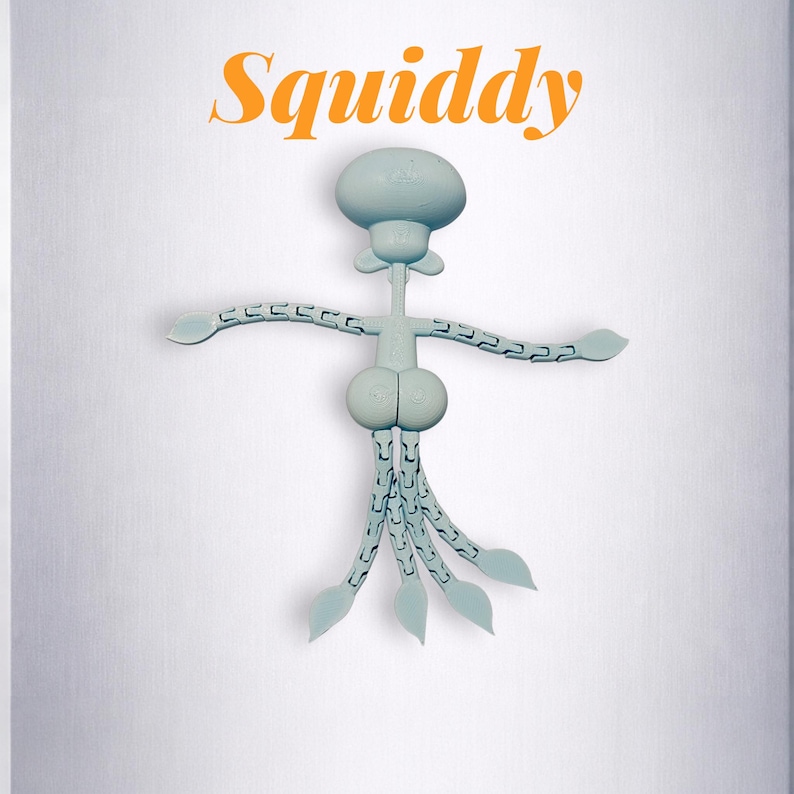 Puede incluir: Una figura azul claro de Calamardo Tent&aacute;culos con los brazos extendidos y piernas en forma de tent&aacute;culos. La palabra "Squiddy" est&aacute; escrita en naranja encima de la figura, sobre un fondo blanco.