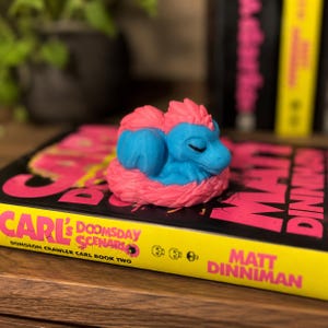 Mongo Dungeon Crawler Carl Inspired Decor, LitRPG Bookshelf Dragon, Bookish Fantasy Display, 3D Printed Shelf Decor, Reader Gift imagen 1