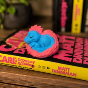 Mongo Dungeon Crawler Carl Inspired Decor, LitRPG Bookshelf Dragon, Bookish Fantasy Display, 3D Printed Shelf Decor, Reader Gift imagen 2