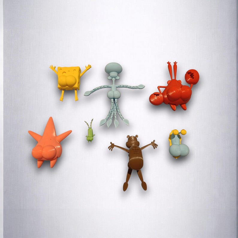 Puede incluir: Colecci&oacute;n de figuras de personajes de dibujos animados coloridos, incluyendo una esponja amarilla, una estrella de mar naranja, un cangrejo rojo, un calamar azul claro, un plancton verde, un oso marr&oacute;n y un personaje azul claro con detalles amarillos. Cada figura tiene los brazos extendidos.