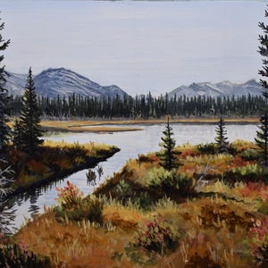 Pode incluir: Uma pintura a óleo retrata uma paisagem serena com um lago refletindo o céu e montanhas distantes. O primeiro plano apresenta gramíneas e arbustos coloridos em tons de castanho, laranja e vermelho. Altas árvores perenes emolduram a margem da água.