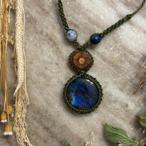 Macrame Necklace with Blue Labradorite and Cedar Seed – Handmade Boho Pendant – Adjustable Natural Jewelry – Unique Gift