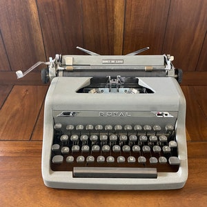 Vintage 1950s Royal Quiet De Luxe  Typewriter  - Good Working Condition | Case & New Ribbon Included