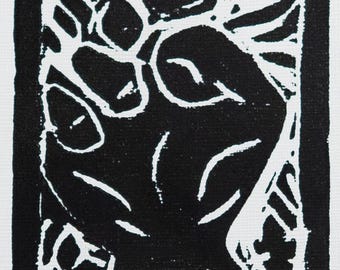 Puede incluir: Grabado en linóleo en blanco y negro con un diseño gráfico audaz. La obra de arte presenta formas abstractas y la palabra "FIGHT" en la parte inferior. La impresión tiene un fuerte contraste y una apariencia texturizada, lo que sugiere una calidad hecha a mano.