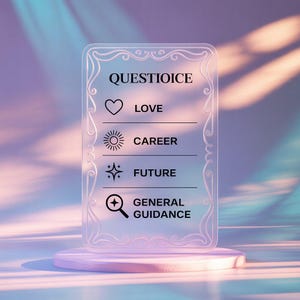 K&ouml;nnte beinhalten: Eine transparente Acrylkarte mit dem Wort "QUESTIOICE" oben. Darunter stehen die W&ouml;rter "LOVE", "CAREER", "FUTURE" und "GENERAL GUIDANCE", jeweils mit einem Symbol. Die Karte steht auf einem rosa runden Sockel.