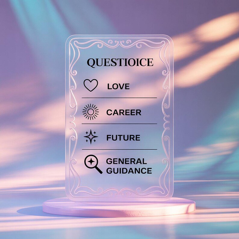 K&ouml;nnte beinhalten: Eine transparente Acrylkarte mit dem Wort "QUESTIOICE" oben. Darunter stehen die W&ouml;rter "LOVE", "CAREER", "FUTURE" und "GENERAL GUIDANCE", jeweils mit einem Symbol. Die Karte steht auf einem rosa runden Sockel.