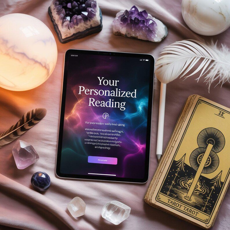 K&ouml;nnte beinhalten: Ein iPad zeigt "Your Personalized Reading" mit farbenfrohem Hintergrund. Das Bild enth&auml;lt Tarotkarten, Kristalle, eine Feder und einen Stift, was auf ein spirituelles oder Wahrsagethema hindeutet.
