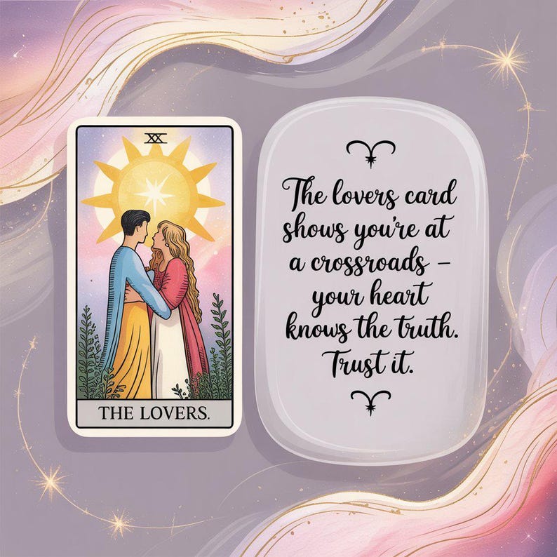 K&ouml;nnte beinhalten: Eine Tarotkarte mit einer Illustration von zwei Personen, die sich unter einer Sonne umarmen. Die Karte tr&auml;gt die Aufschrift "THE LOVERS". Daneben befindet sich ein wei&szlig;es, ovales Objekt mit dem Text: "The lovers card shows you're at a crossroads - your heart knows the truth. Trust it."