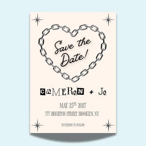 以下が含まれることがあります： チェーンのハートのデザインと「Save the Date！」の文字が入ったクリーム色の結婚式の招待状。「Cameron + Jo」の名前と「2027年5月25日」の日付も表示されています。住所は777 Brighton Street, Brooklyn, NYです。