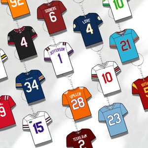 Llavero personalizado con camiseta de fútbol americano universitario: doble cara, equipo y colores personalizados, llavero NCAA D1 FBS