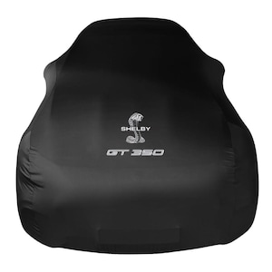 Könnte beinhalten: Schwarze Autoabdeckung mit dem Shelby-Logo und dem GT350-Schriftzug in Silber. Die Abdeckung ist für ein Auto konzipiert und bietet Schutz vor Witterungseinflüssen. Die Abdeckung besteht aus einem strapazierfähigen Material.