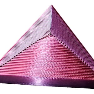Puede incluir: Objeto triangular tridimensional con un diseño en capas. El objeto presenta un degradado de tonos rosas y morados, con líneas horizontales visibles que crean una superficie texturizada. La forma piramidal está sobre un fondo blanco.