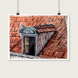 Può includere: Dipinto ad acquerello di un abbaino su un tetto di tegole rosse. Un piccione è appollaiato sul telaio della finestra. La finestra è aperta, rivelando un interno scuro. L'opera è montata su sfondo bianco.