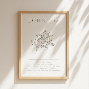 Könnte beinhalten: Ein gerahmter Druck mit dem Text "JOHN 15:5" oben und einer botanischen Illustration einer Pflanze. Unter der Illustration befindet sich ein Zitat. Der Rahmen hat eine helle Holzfarbe.