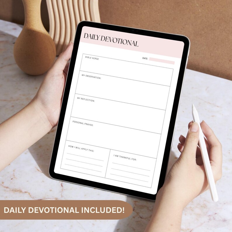 Op de afbeelding: Een digitaal dagelijks devotietemplate op een tablet. Het scherm toont secties voor bijbelvers, observatie, reflectie, gebed en dankbaarheid. De tekst "DAILY DEVOTIONAL" staat bovenaan, met "DAILY DEVOTIONAL INCLUDED!" onderaan.