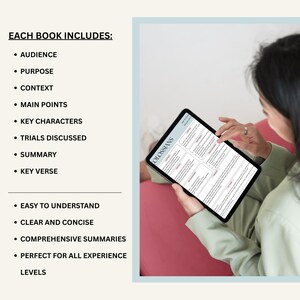 Op de afbeelding: Een persoon houdt een tablet vast met een document met de titel "COLOSSIANS". Het document bevat opsommingstekens zoals "AUDIENCE", "PURPOSE" en "KEY VERSE". De tekst "EACH BOOK INCLUDES:" is zichtbaar aan de linkerkant van de afbeelding.