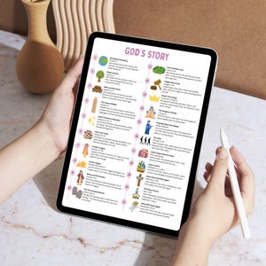K&ouml;nnte beinhalten: Ein digitales Tablet zeigt eine farbenfrohe Infografik mit dem Titel "GOD'S STORY". Die Infografik zeigt eine Zeitleiste mit Illustrationen und Text, die biblische Ereignisse detailliert beschreibt. Das Tablet wird von H&auml;nden gehalten, mit einem Stift sichtbar.