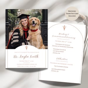 Può includere: Annuncio di laurea con foto di una laureata in toga e cappello con un golden retriever. L'invito include il nome della laureata, i dettagli della cerimonia e un biglietto di ringraziamento abbinato.