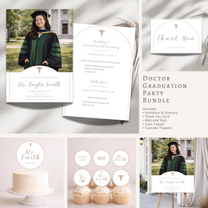 Op de afbeelding: Een Doctor Graduation Party Bundle met uitnodiging, bedankkaart, welkomstbord, caketopper en cupcake toppers. De uitnodiging en het welkomstbord bevatten een foto van een afgestudeerde in toga en baret. De tekst bevat "Dr. Layla Smith."