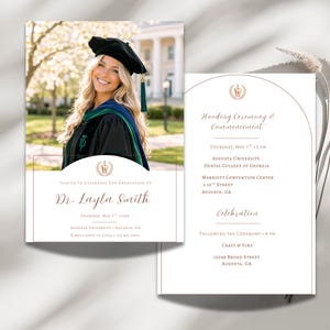 Puede incluir: Anuncio de graduación con una foto de una graduada con toga y birrete. La invitación incluye detalles de la Ceremonia de Investidura y la Celebración, con texto en una fuente serif. La combinación de colores es blanco y dorado.