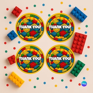 Puede incluir: Cuatro pegatinas circulares con un diseño de ladrillos de colores y el texto "THANK YOU!". Las pegatinas están rodeadas de ladrillos de juguete rojos, azules, verdes y amarillos y lunares de colores sobre un fondo claro.