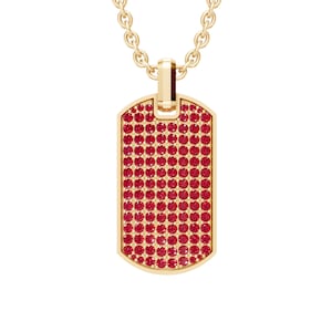 Puede incluir: Un collar con colgante de chapa de identificación de color dorado con una cadena. La chapa es rectangular con bordes redondeados y está cubierta de pequeñas piedras preciosas rojas. Es una joya.