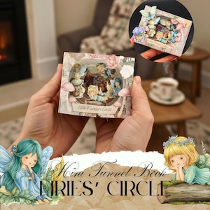 Puede incluir: Se muestra un libro túnel en miniatura titulado "Little Fairies' Circle". El libro presenta un diseño en capas con ilustraciones de hadas, setas y detalles florales. El texto "Mini Tunnel Book FAIRIES' CIRCLE" se muestra debajo.