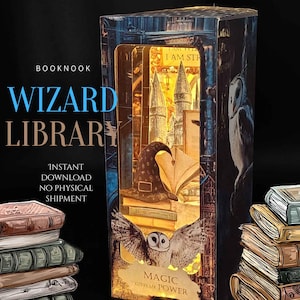 Könnte beinhalten: Ein Wizard Library-Buch-Nook mit einer detaillierten Innenszene mit einem Hut, einem offenen Buch und der Hogwarts-Burg. Das Äußere hat ein dunkelblaues und schwarzes Design mit einer Eulenillustration und dem Text "Magic Gives Me Power".