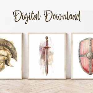 Könnte beinhalten: Gerahmte Aquarelldrucke antiker Waffen: ein goldener Helm, ein Schwert und ein Schild. Das Kunstwerk ist im Aquarellstil mit neutralem Hintergrund gehalten. Der Text "Digital Download" steht oben.