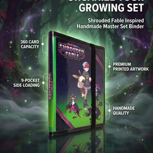 Op de afbeelding: Een handgemaakte verzamelmap geïnspireerd op Shrouded Fable met een zwarte elastische band. De kaft bevat gedrukte illustraties van een personage en wezens, met de tekst "ORGANIZE YOUR GROWING SET", "360 CARD CAPACITY", "9-POCKET SIDE-LOADING", "PREMIUM PRINTED ARTWORK" en "HANDMADE QUALITY".