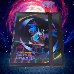 Puede incluir: Un archivador de cartas negro con un diseño de Mega Evolución Charizard con detalles azules y naranjas. El archivador tiene el texto "Mega Evolution Phantasmal Flames". Una figura morada y roja está encima.