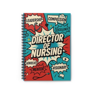 Könnte beinhalten: Ein spiralgebundenes Notizbuch mit einem farbenfrohen Design im Comic-Stil. Das Cover zeigt die Worte "Director of Nursing" in einer großen, fetten Schrift, umgeben von Wörtern wie "Leadership", "Compassion" und "Visionary". Der Hintergrund ist eine Mischung aus Rot, Blau und Creme.