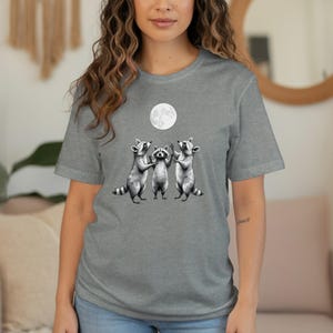 Camiseta Mapache Luna, Camiseta Divertida de Animal, Camiseta Gráfica, Diseño de Mapache Adorable, Regalo para Amantes de la Luna, Camiseta Unisex