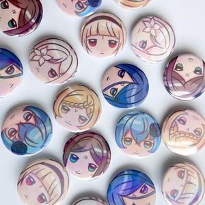 Könnte beinhalten: Eine Sammlung runder, farbenfroher Knöpfe mit Porträts von Charakteren im Anime-Stil. Die Knöpfe zeigen verschiedene Frisuren und Augenfarben, mit floralen und dekorativen Elementen. Das Gesamtdesign ist hell und ansprechend.