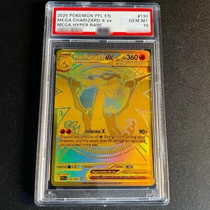 Puede incluir: Una tarjeta Pokémon Mega Charizard X ex dorada, calificada GEM MT 10, en un estuche protector. La tarjeta presenta una ilustración detallada de Charizard y el texto "Inferno X". Es del set 2025 PFL EN, Mega Hyper Rare.