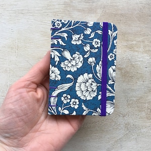 A7 weekly planner 2024, 2025, 2026, custom date, florentine paper, Coptic binding, journal, notebook, mini diary Flowers on blue