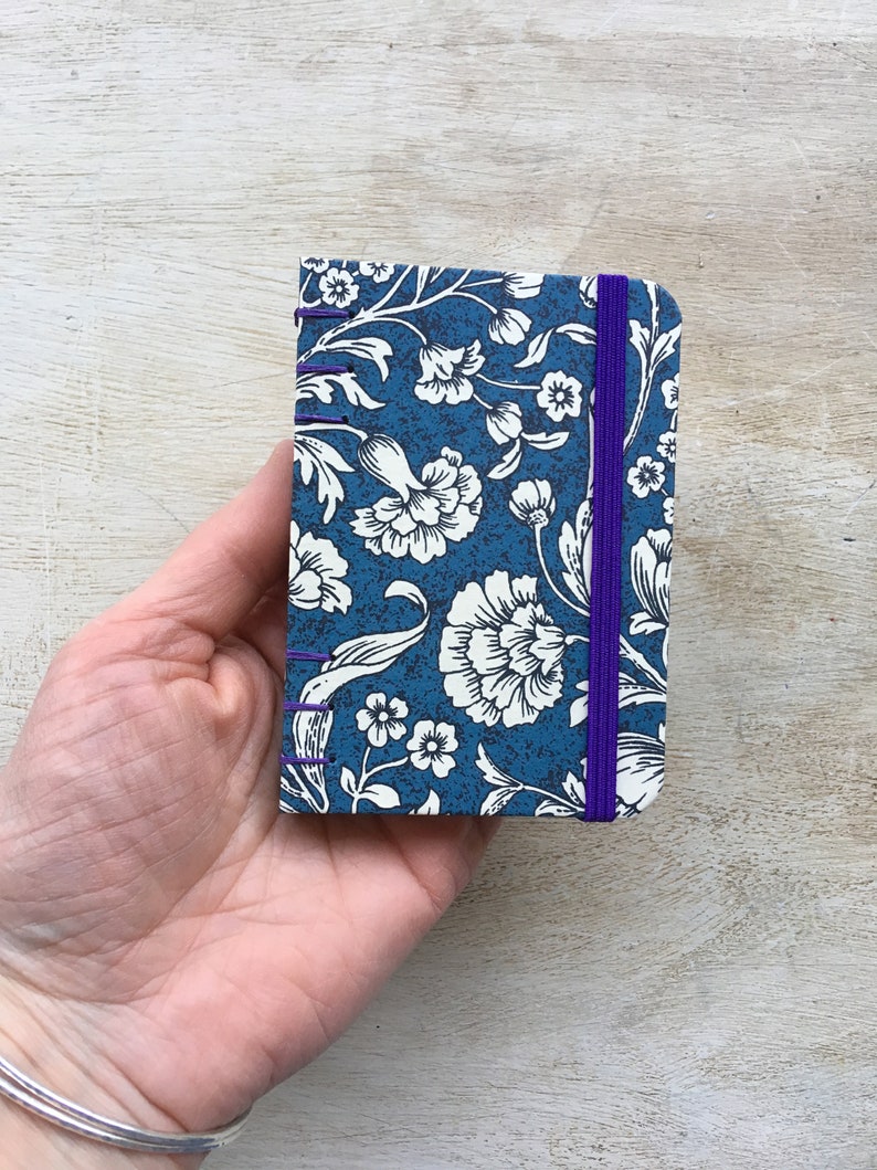 A7 weekly planner 2024, 2025, 2026, custom date, florentine paper, Coptic binding, journal, notebook, mini diary Flowers on blue