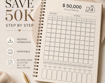 Op de afbeelding: Een spiraalgebonden notitieboek met een spaaruitdagingsindeling. De omslag leest "SAVE 50K STEP BY STEP". De binnenkant heeft een raster voor het bijhouden van spaargeld, met de tekst "$50.000 Saving Challenge". Inclusief "Direct downloaden" en "Afdrukbaar" opties.