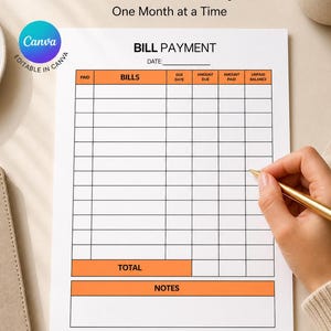 Puede incluir: Un planificador de pago de facturas con detalles en naranja y el texto "Build Better Money Habits". El documento incluye secciones para facturas, fechas de vencimiento, importes y notas. Una mano con un bolígrafo dorado escribe en el formulario. Disponible en A4 y US Letter.