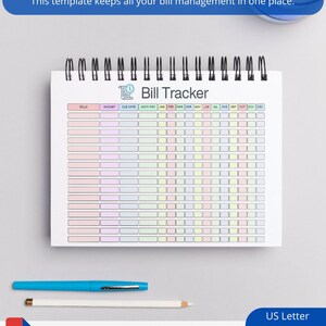 Op de afbeelding: Een spiraalgebonden "Bill Tracker" notitieblok met een raster voor het bijhouden van rekeningen. Een blauwe pen en een wit potlood liggen ernaast. De tekst bovenaan luidt: "Deze sjabloon houdt al uw factuurbeheer op &eacute;&eacute;n plek."