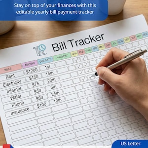 Op de afbeelding: Een jaarlijkse factuurbetalings tracker met de titel "Bill Tracker" en de tekst "Blijf op de hoogte van uw financi&euml;n met deze bewerkbare jaarlijkse factuurbetalings tracker." Het document bevat secties voor facturen, bedragen, vervaldatums en maandelijkse selectievakjes. Een hand houdt een pen vast en markeert de vakjes.