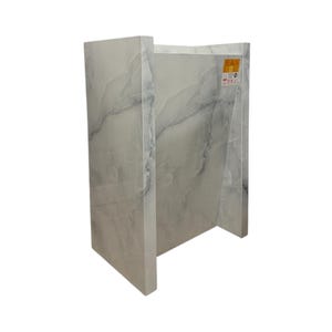 Può includere: Struttura rettangolare autoportante in marmo grigio chiaro con sottili venature. Il design presenta due pannelli verticali collegati da un pezzo orizzontale più corto, creando una forma a U aperta. Il marmo ha una finitura lucida.
