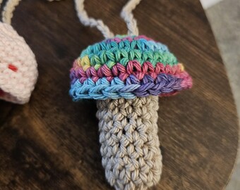 Llavero con forma de hongo y soporte para bálsamo labial de crochet