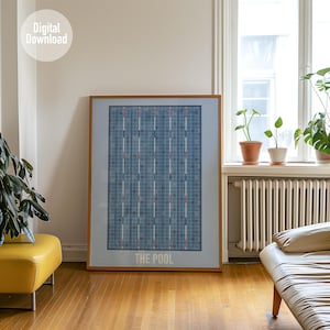 Puede incluir: Una impresión artística enmarcada titulada "THE POOL" con un patrón de cuadrícula azul y blanco con líneas verticales rojas. La obra de arte se exhibe en una habitación con un otomán amarillo, plantas y una ventana.