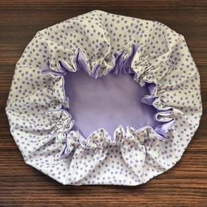 Lila Blumen Satin Haarhaube, einstellbare große handgefertigte schützende Haarpflege für alle Haartypen