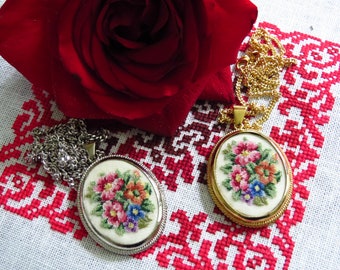 Petit Point Necklace Flowers