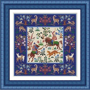 Può includere: Uno schema di punto croce con uno sfondo blu e un centro bianco. Il centro rappresenta una scena di due persone a cavallo che attraversano un bosco con alberi, fiori e animali. Il bordo dello schema è una fascia blu con alberi, fiori e animali bianchi.