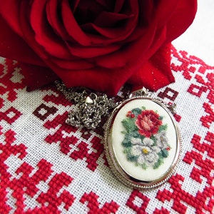 Petit Point Necklace Sweat Memories image 2