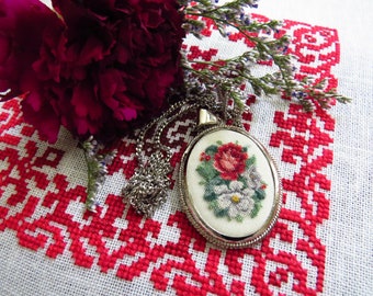 Petit Point Necklace Sweat Memories