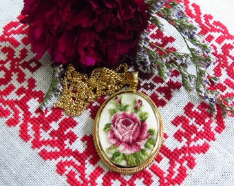 Petit Point Necklace Pink Rose